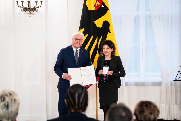 Bundespräsident Frank-Walter Steinmeier mit Karin Plötz, Direktorin der LitCam bei der Verleihung des Bundesverdienstkreuzes